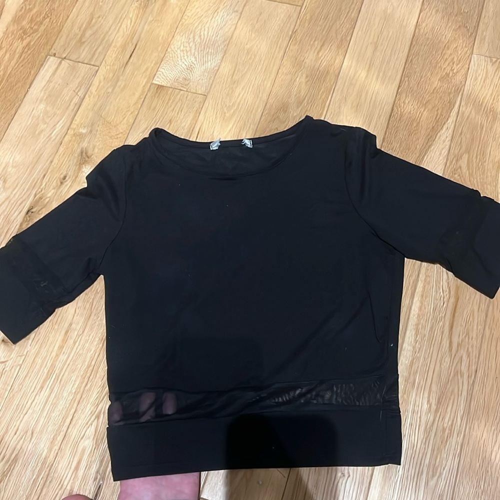 Short sleeve cropped black shirt with mesh
